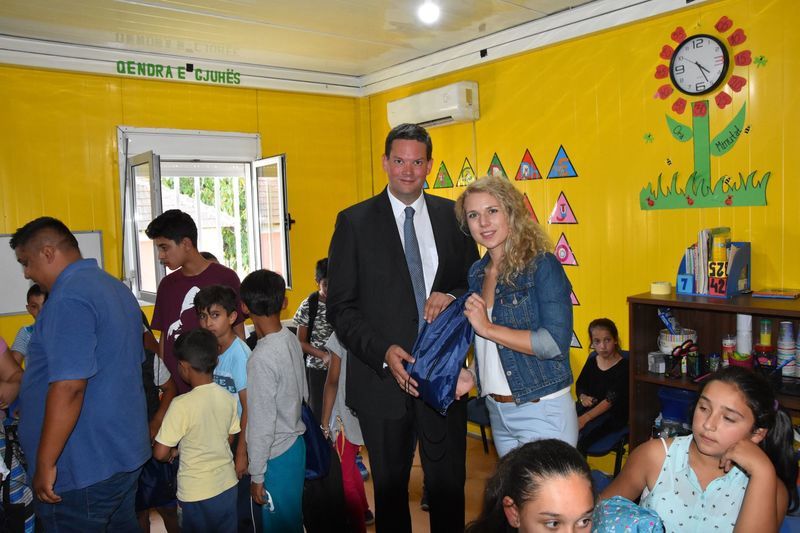 JVP brachte 100 Schultaschen in eine Roma-Schule im Kosovo